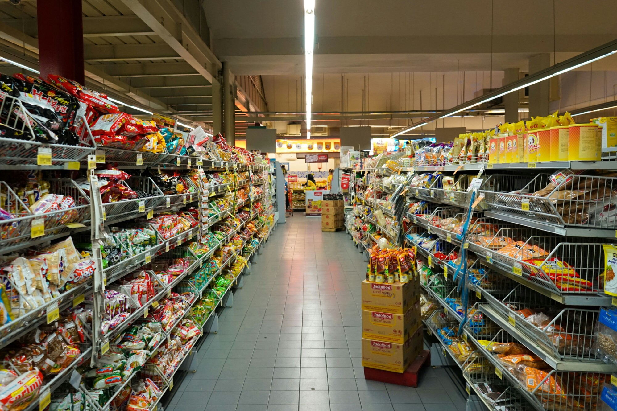Photograph of a supermarket aisle